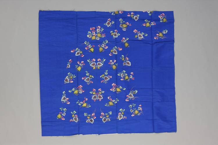 蓝色绸绣秋海棠纹袍料