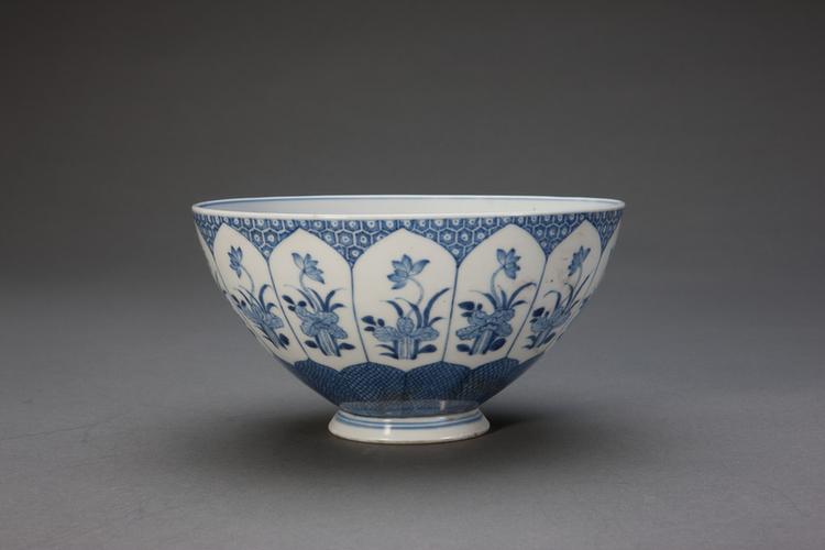 青花锦地开光荷莲纹鸡心碗