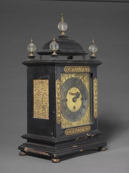 黑漆楼嵌铜活三套二针明摆钟