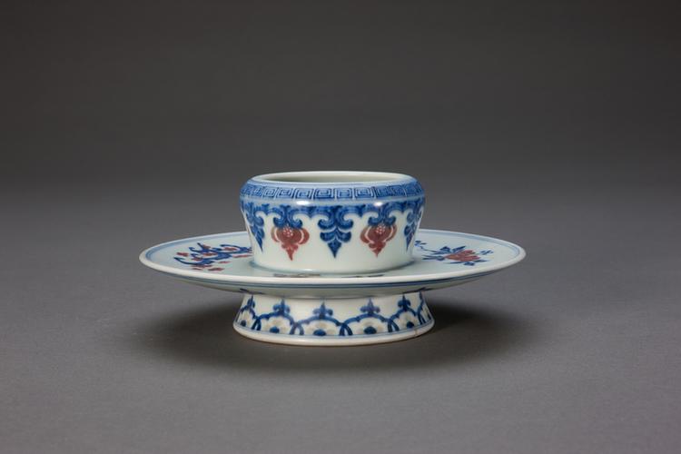 青花釉里红盏托