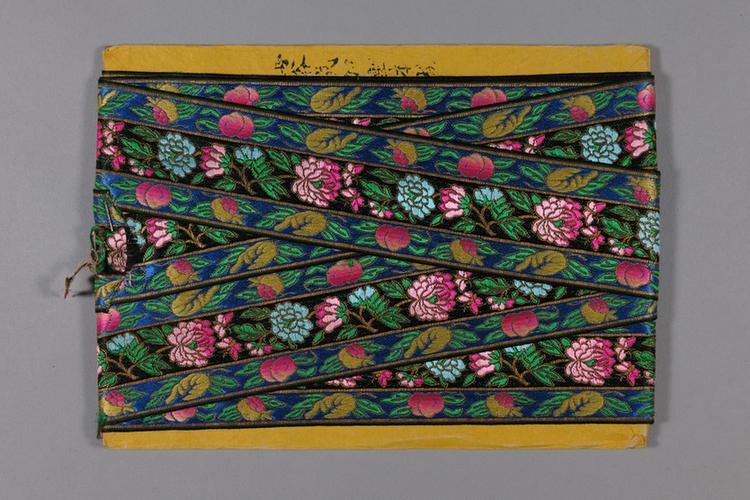 元青色缎地织金三多牡丹勾莲纹绦