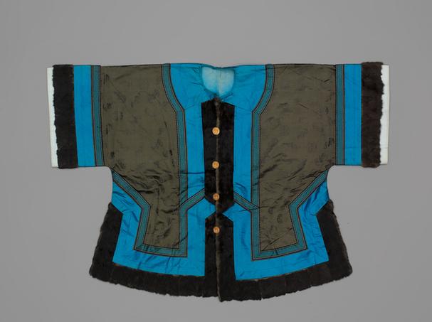 驼色蝠寿纹暗花缎貂皮边对襟夹马褂