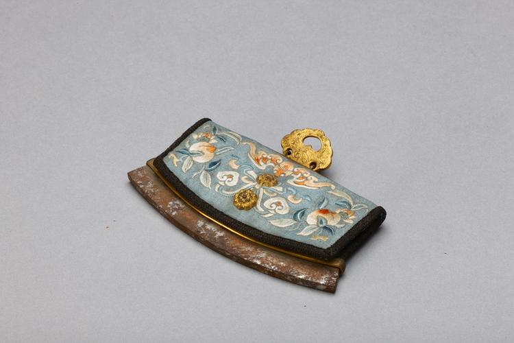 月白色缎绣福寿如意荷包式火燫