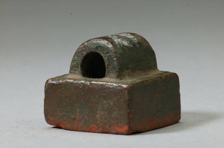 “梁頵言事”瓦钮铜印