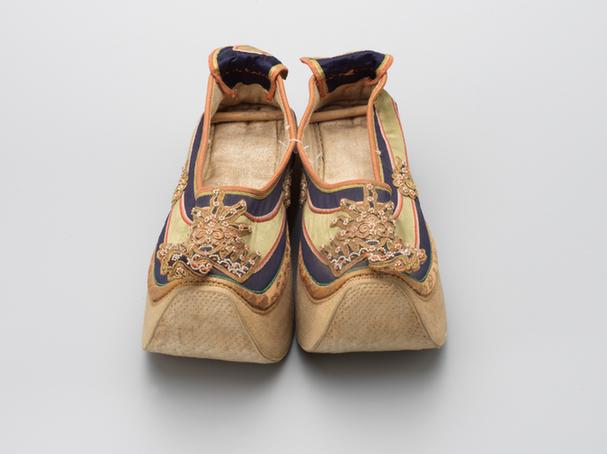 绿色缎穿米珠云凤纹皂鞋