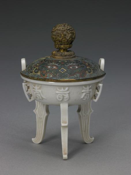 德化窑白釉凸寿字出戟三足鼎