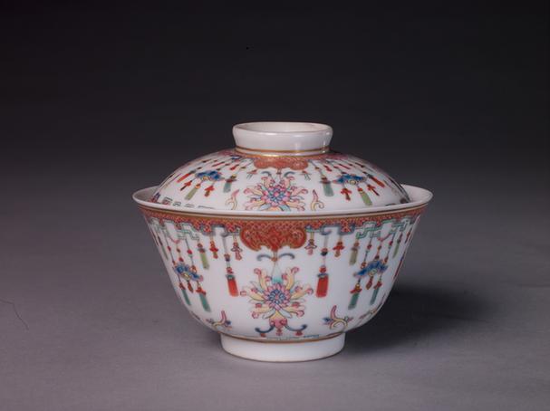 慎德堂款粉彩描金博古图盖碗