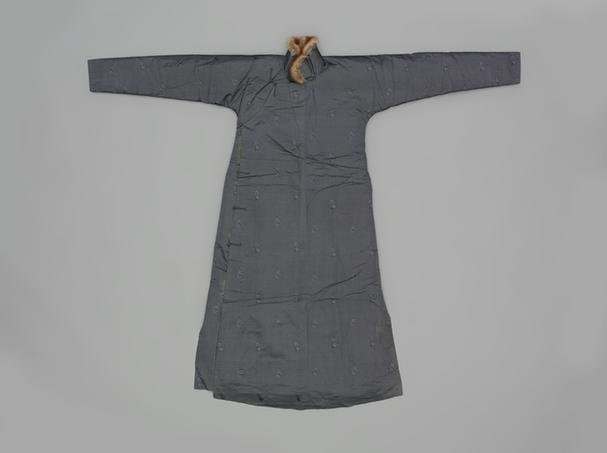 灰色小花纹暗花绸火狐皮女便袍