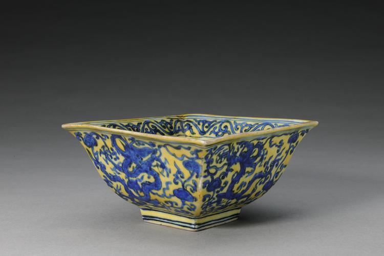 嘉靖款黄地青花蟠龙纹方杯