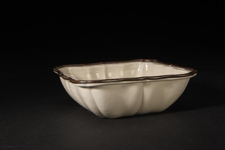 定窑白釉刻乾隆御制诗天禄流云纹方洗