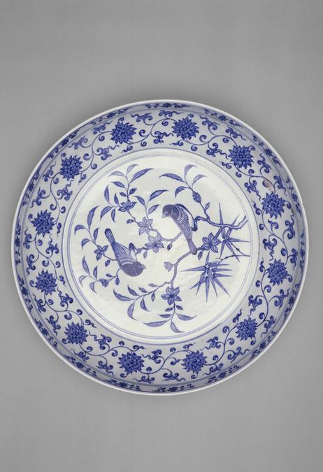 宣德款青花花鸟海水纹大盘