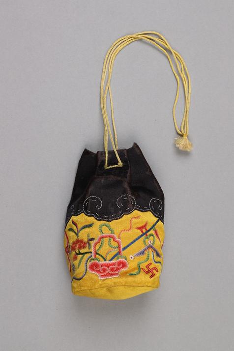 黄色缎锁绣万福花篮纹烟荷包