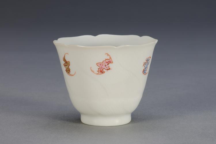 粉彩蝙蝠纹葵花式小杯