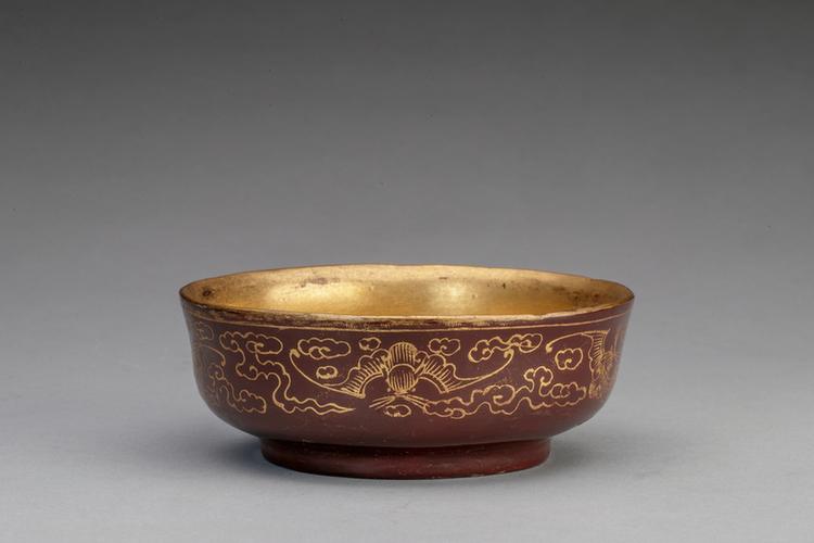 紫漆描金云蝠纹墩式碗