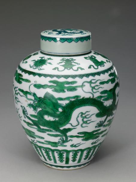 康熙款白地绿彩八吉祥云龙纹盖罐