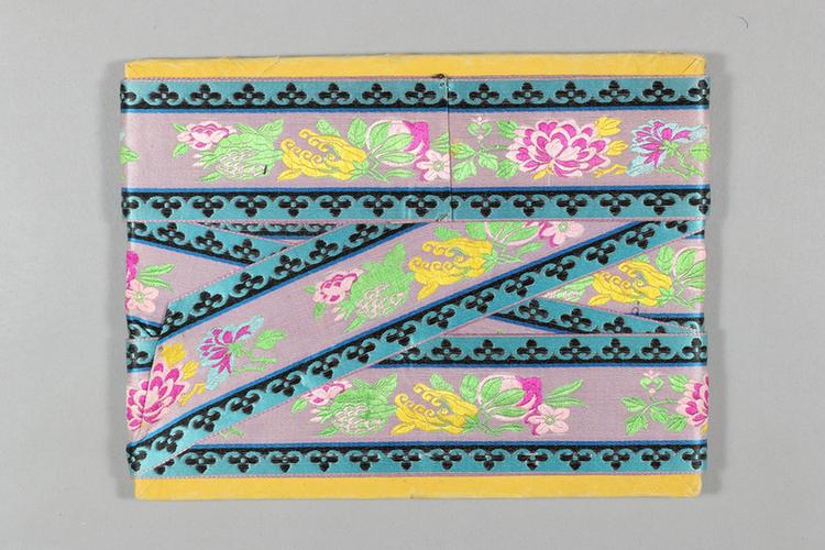 雪灰色缎地三多牡丹纹绦