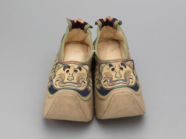 石青色缎补黄缎老虎纹皂鞋