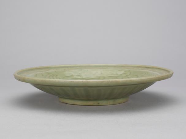 龙泉窑青釉刻花缠枝莲纹菊瓣式折沿盘