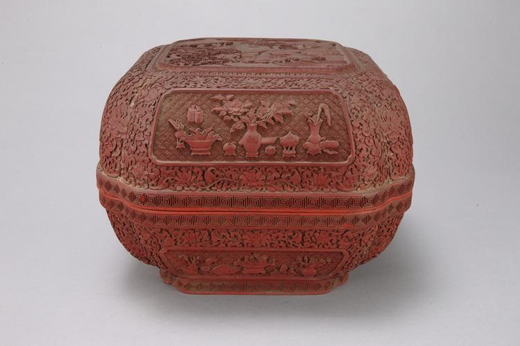 乾隆款剔红山水人物图方形委角盒