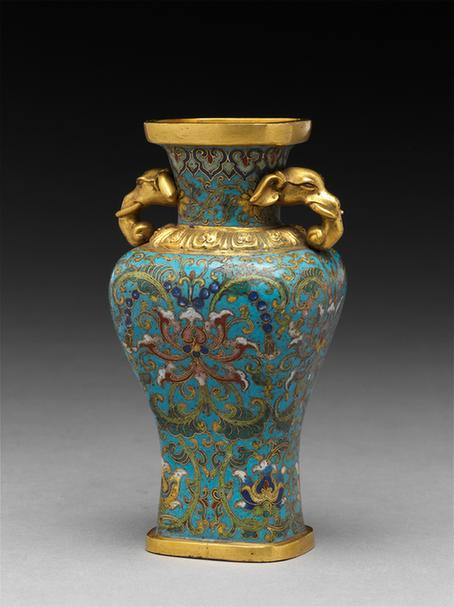 掐丝珐琅勾莲纹方象耳瓶