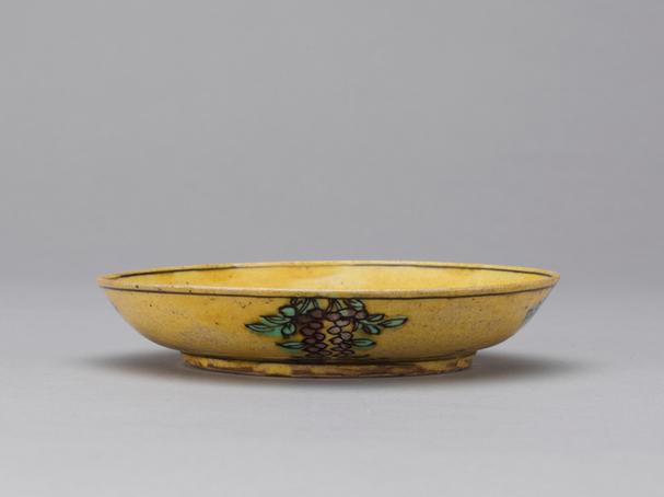 万历款黄地紫绿彩龙纹盘