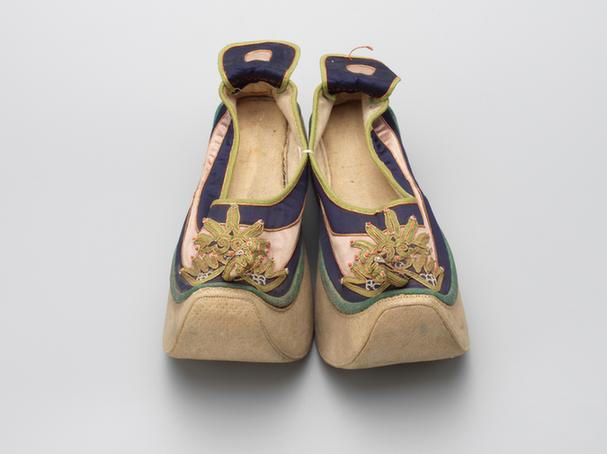 米色缎缀绣缉米珠皂鞋