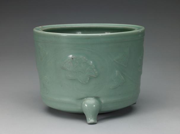 龙泉窑青釉凸雕缠枝芙蓉纹三足炉