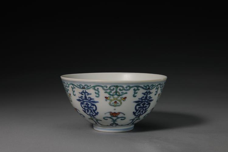 道光款斗彩缠枝莲团花纹碗