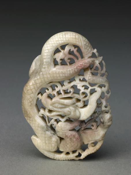 白玉透雕蟠龙形佩