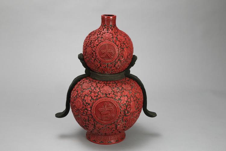 剔红缠枝莲八宝纹嵌玉大吉葫芦式绶带瓶