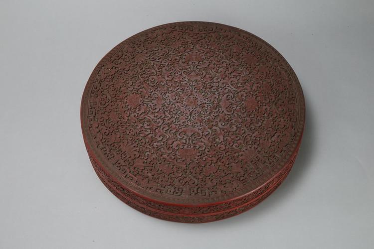 剔红缠枝莲福寿纹扁圆盒