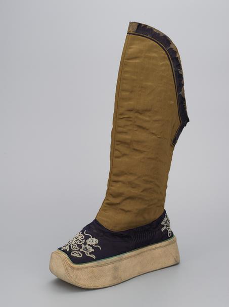 香色缎打籽绣皂靴