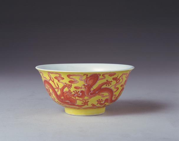 乾隆款黄地红龙海水图白里碗