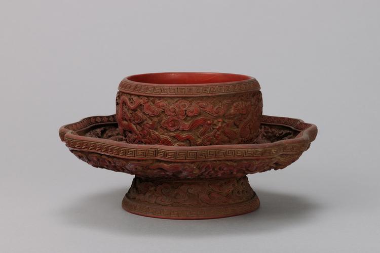 乾隆款剔红云龙纹葵瓣式盏托