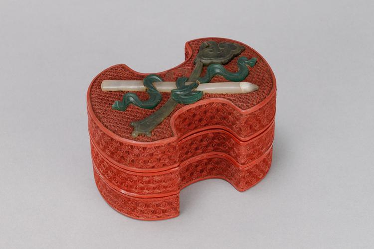 剔红锦纹嵌玉暗八仙纹银锭式三层套盒