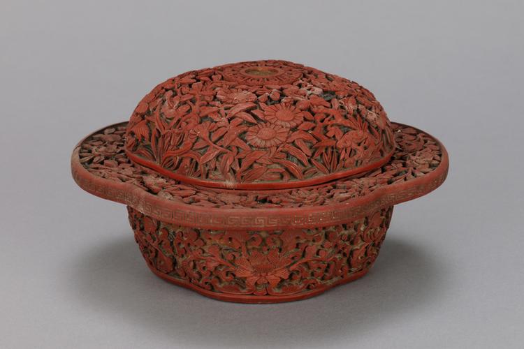 剔红四季花卉纹海棠式盒