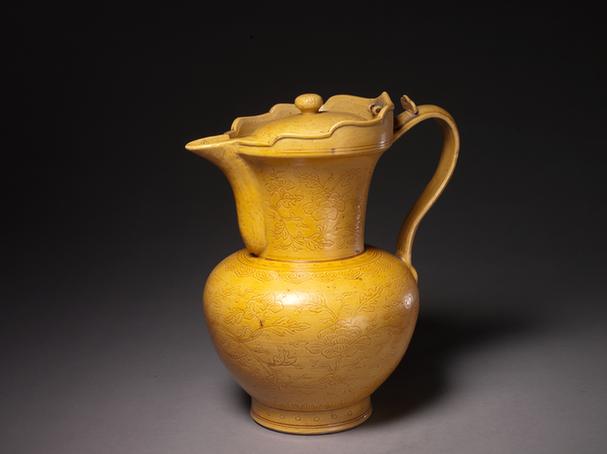黄釉缠枝花纹僧帽壶
