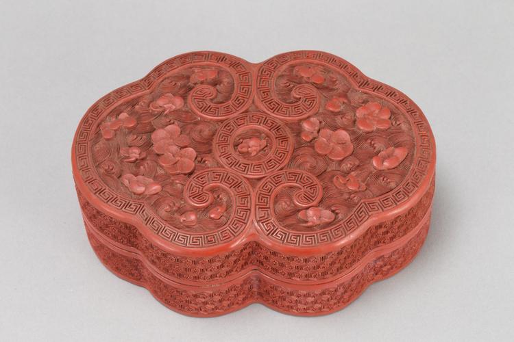 剔红落花流水纹如意式盒