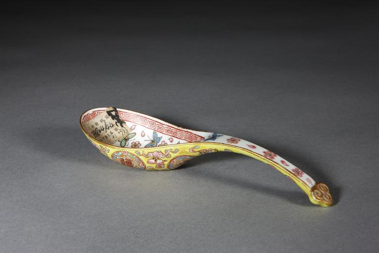 同治款黄地粉彩开光“万寿无疆”匙