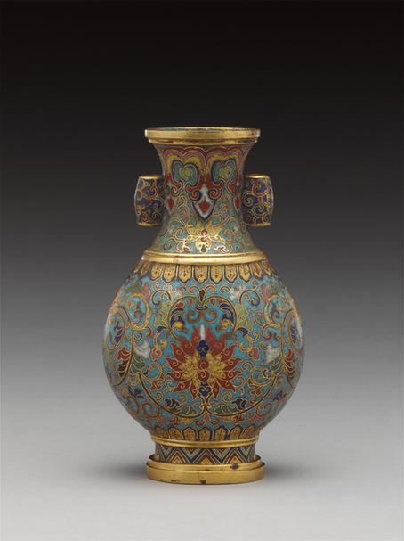 乾隆款掐丝珐琅勾莲纹贯耳瓶