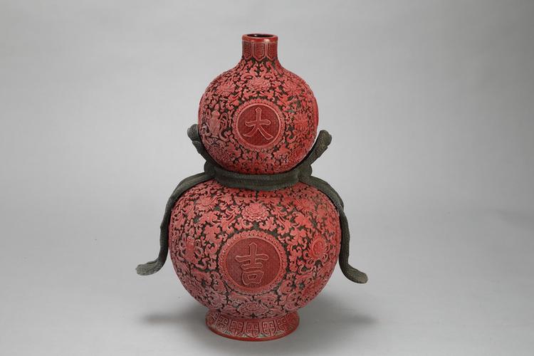 剔红缠枝莲八宝纹大吉葫芦式绶带瓶