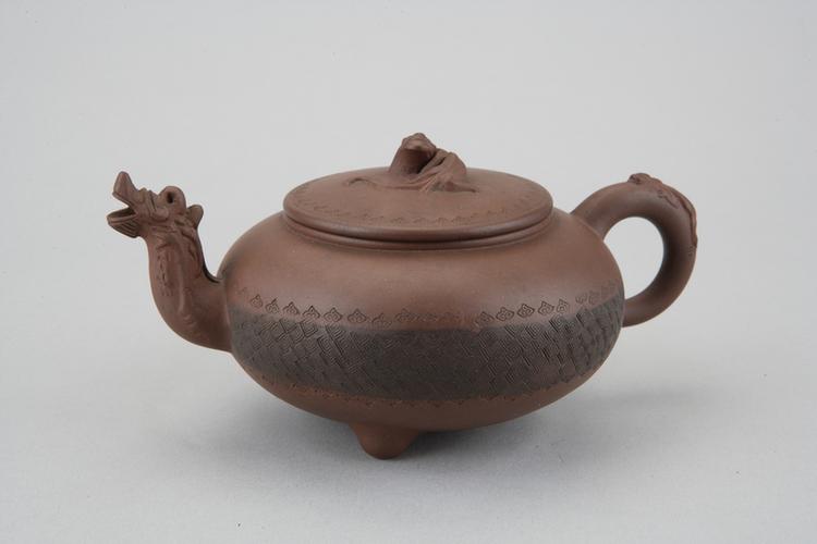 宜兴窑紫砂刻回纹龙头流螭虎柄茶壶