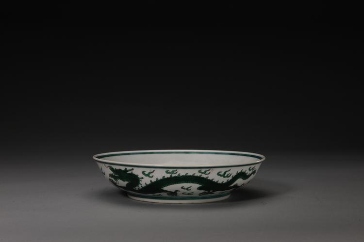 嘉庆款白地绿彩云龙纹盘