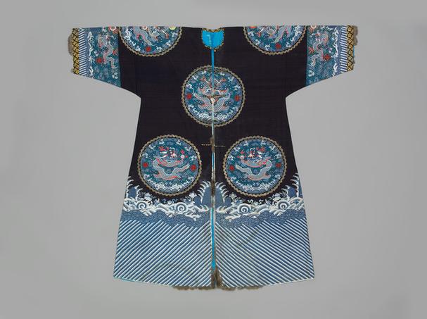 石青色缂丝八团万字蓝龙纹灰鼠皮边女龙褂