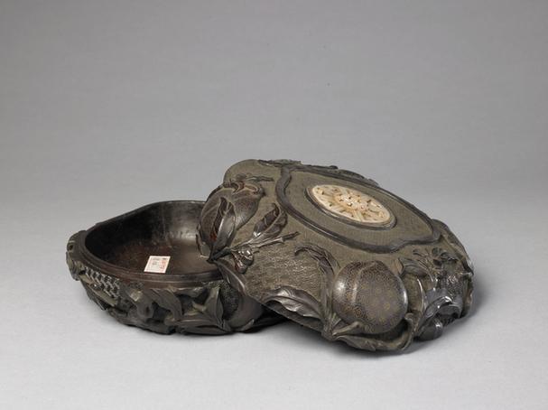 紫檀雕桃纹桃式盒