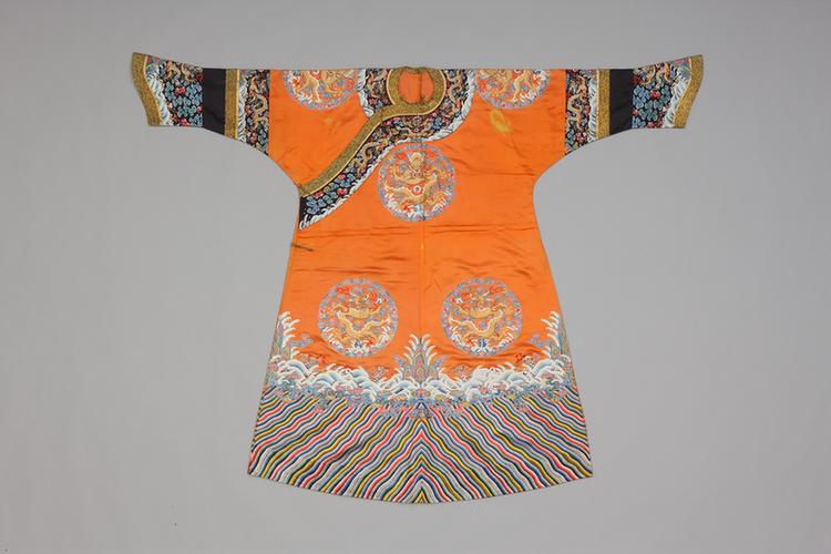 杏黄色缎绣八团彩云蝠金龙纹女夹龙袍