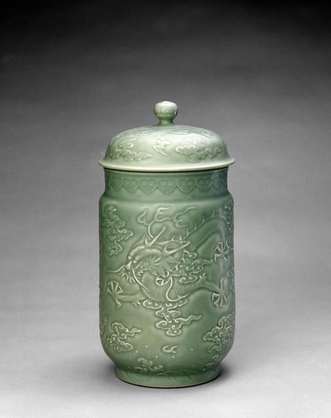龙泉釉凸花云龙纹盖罐