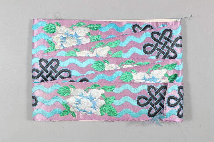 雪灰色缎地淡彩水浪盘肠牡丹纹绦