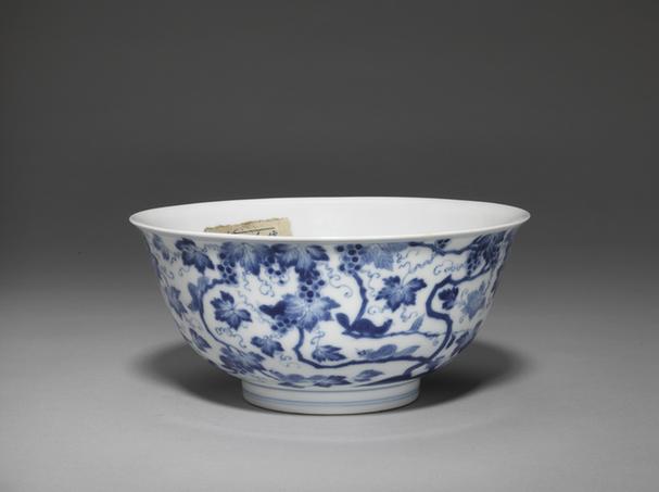 康熙款青花松鼠葡萄纹大碗