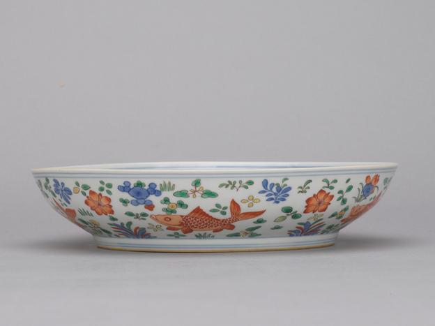 在川知乐款五彩鱼藻纹盘